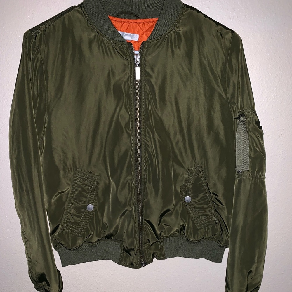 Cropped army green bomber jacket